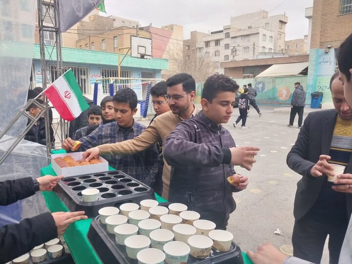 تصاویر/ برگزاری موکب پذیرایی نوجوانان آرمانی دبیرستان برتر شهید بابایی