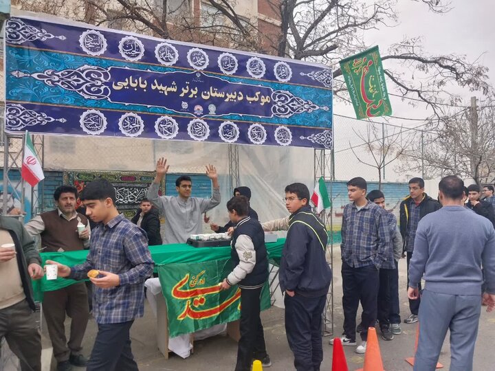 تصاویر/ برگزاری موکب پذیرایی نوجوانان آرمانی دبیرستان برتر شهید بابایی