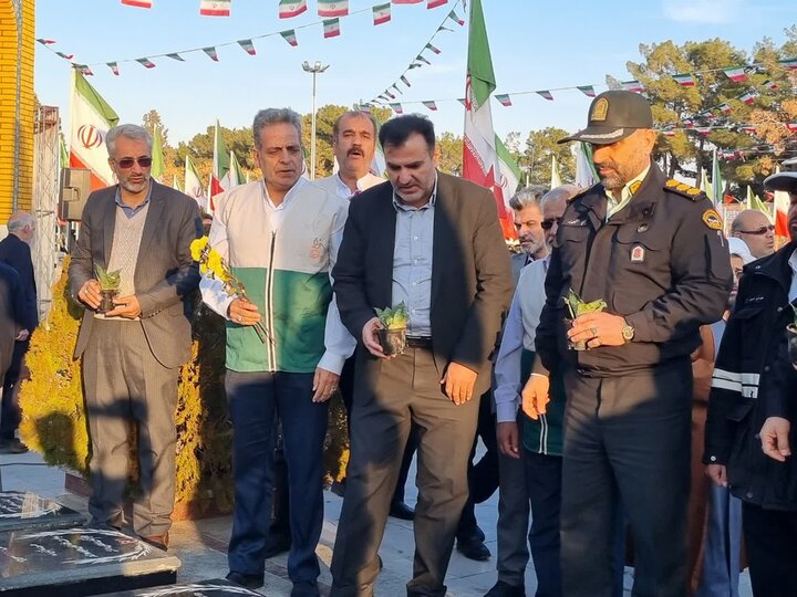 تصاویر/ عطر افشانی گلزار شهدای دارالسلام کاشان