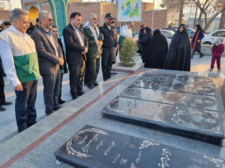 تصاویر/ عطر افشانی گلزار شهدای دارالسلام کاشان