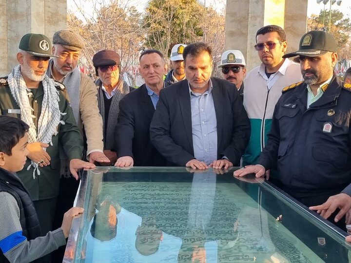 تصاویر/ عطر افشانی گلزار شهدای دارالسلام کاشان