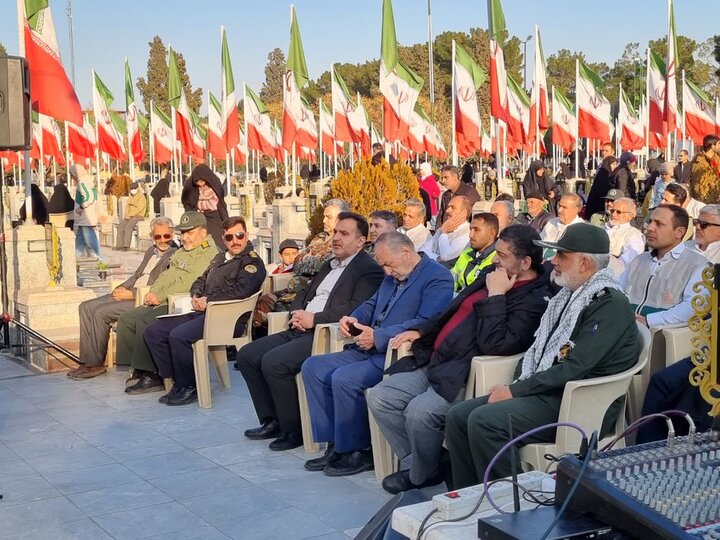 تصاویر/ عطر افشانی گلزار شهدای دارالسلام کاشان