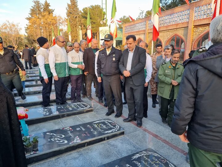 تصاویر/ عطر افشانی گلزار شهدای دارالسلام کاشان