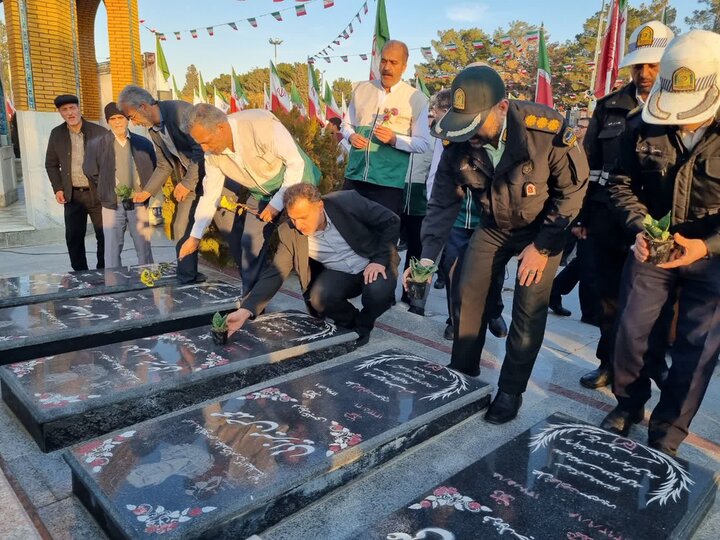 تصاویر/ عطر افشانی گلزار شهدای دارالسلام کاشان