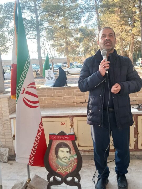 تصاویر/غبارروبی و عطر افشانی گلزار شهدای امامزاده محمد (ع) نوش آباد