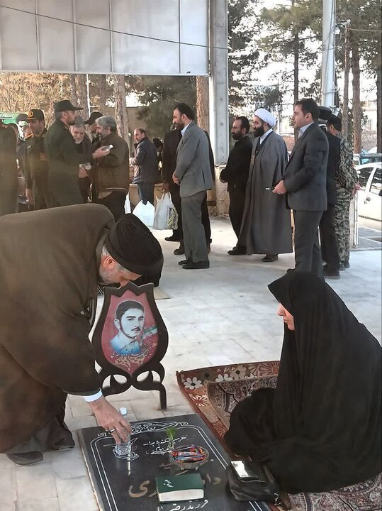 تصاویر/غبارروبی و عطر افشانی گلزار شهدای امامزاده محمد (ع) نوش آباد