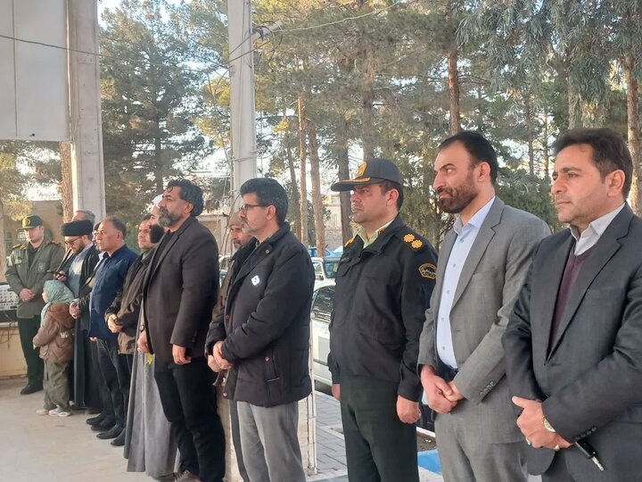 تصاویر/غبارروبی و عطر افشانی گلزار شهدای امامزاده محمد (ع) نوش آباد