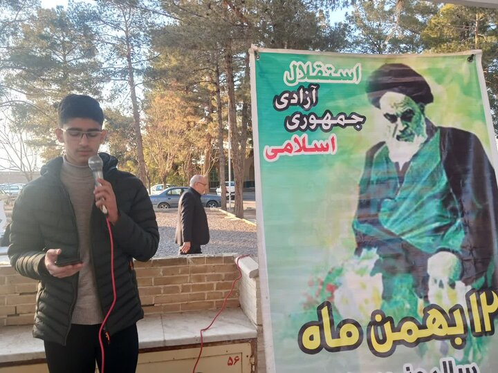 تصاویر/غبارروبی و عطر افشانی گلزار شهدای امامزاده محمد (ع) نوش آباد