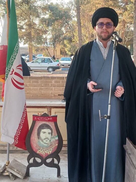 تصاویر/غبارروبی و عطر افشانی گلزار شهدای امامزاده محمد (ع) نوش آباد