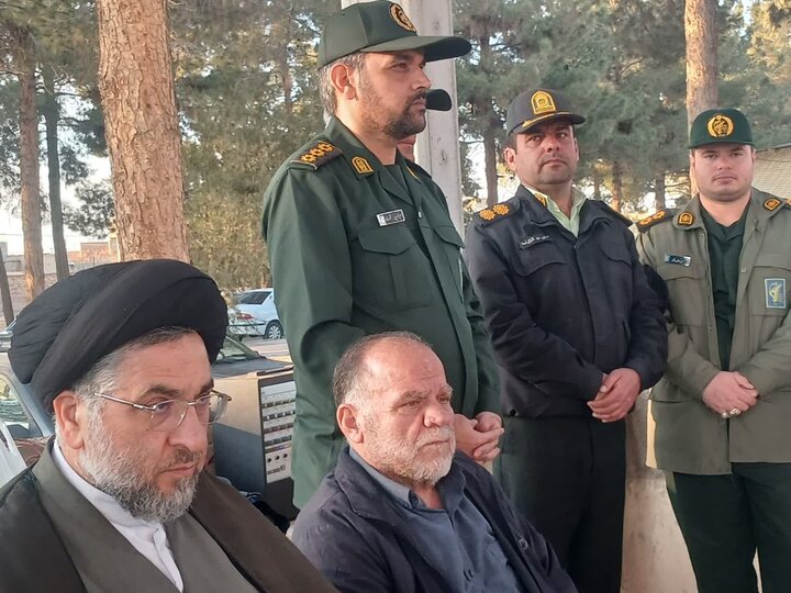 تصاویر/غبارروبی و عطر افشانی گلزار شهدای امامزاده محمد (ع) نوش آباد