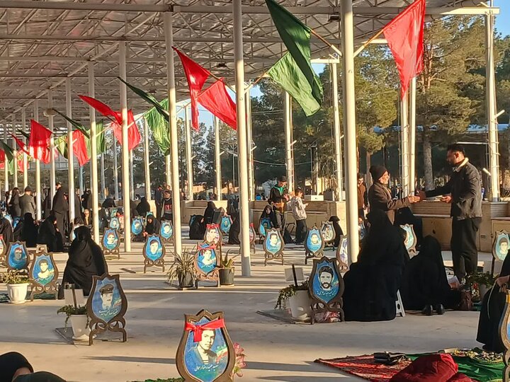 تصاویر/غبارروبی و عطر افشانی گلزار شهدای امامزاده محمد (ع) نوش آباد