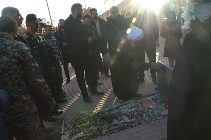 تصاویر/آیین گلباران و عطرافشانی گلزار شهدا به مناسبت دهه فجر در اراک