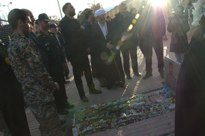 تصاویر/آیین گلباران و عطرافشانی گلزار شهدا به مناسبت دهه فجر در اراک