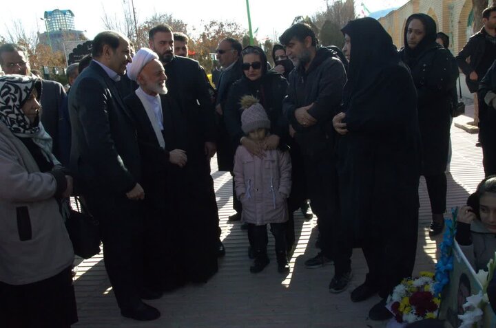 تصاویر/آیین گلباران و عطرافشانی گلزار شهدا به مناسبت دهه فجر در اراک