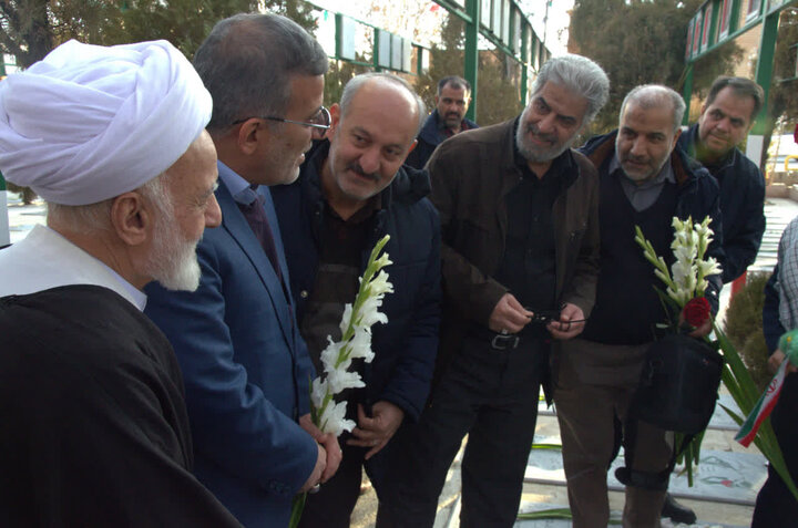 تصاویر/آیین گلباران و عطرافشانی گلزار شهدا به مناسبت دهه فجر در اراک