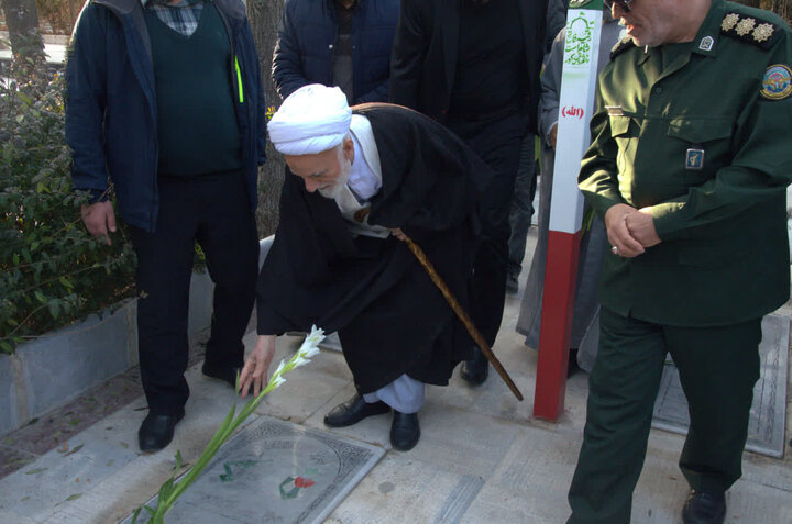 تصاویر/آیین گلباران و عطرافشانی گلزار شهدا به مناسبت دهه فجر در اراک