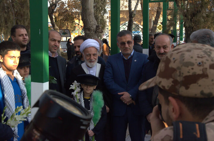 تصاویر/آیین گلباران و عطرافشانی گلزار شهدا به مناسبت دهه فجر در اراک