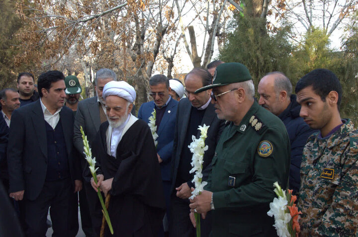 تصاویر/آیین گلباران و عطرافشانی گلزار شهدا به مناسبت دهه فجر در اراک