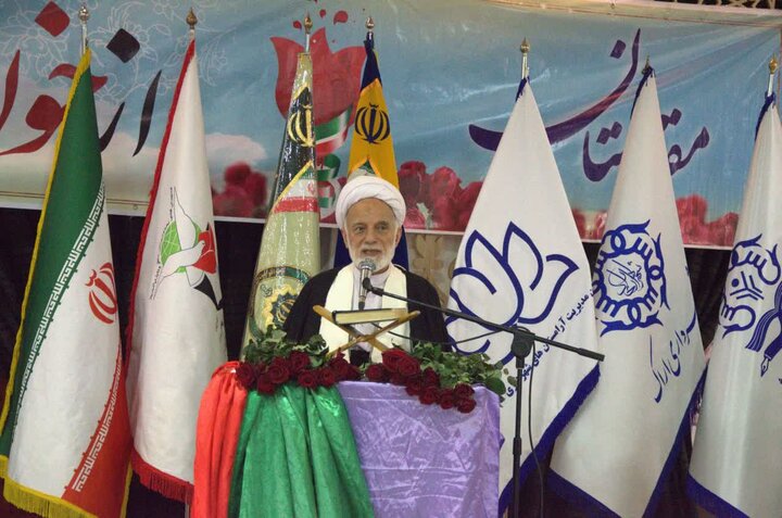 تصاویر/آیین گلباران و عطرافشانی گلزار شهدا به مناسبت دهه فجر در اراک