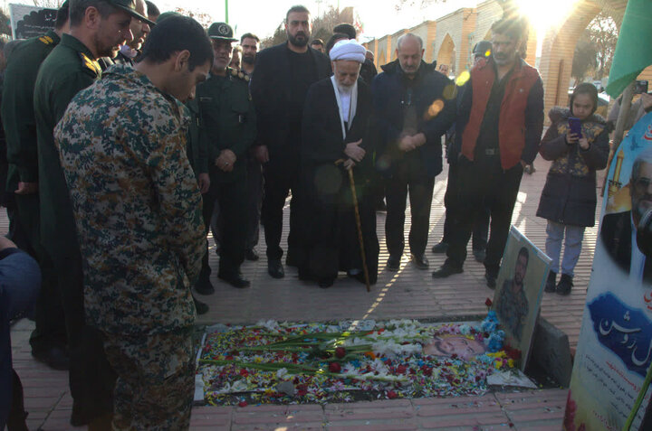 تصاویر/آیین گلباران و عطرافشانی گلزار شهدا به مناسبت دهه فجر در اراک