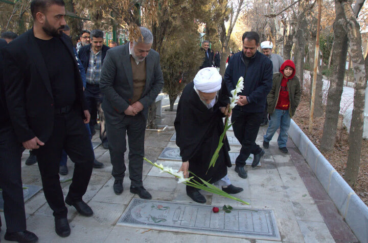 تصاویر/آیین گلباران و عطرافشانی گلزار شهدا به مناسبت دهه فجر در اراک
