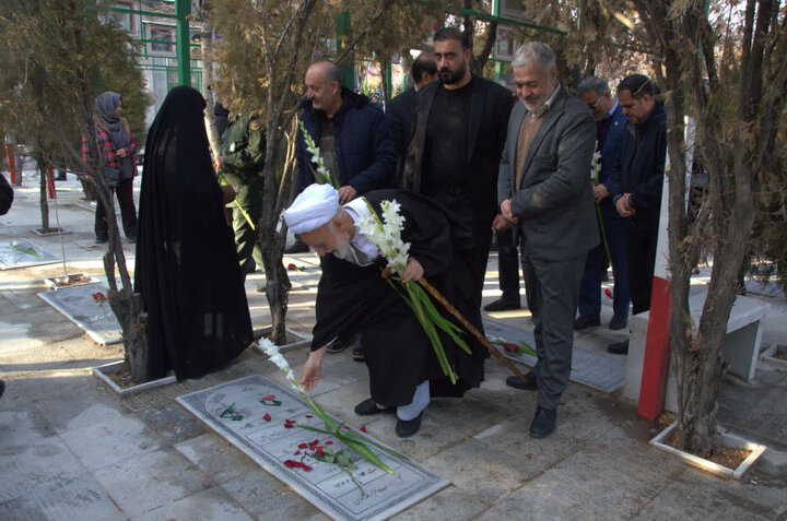 تصاویر/آیین گلباران و عطرافشانی گلزار شهدا به مناسبت دهه فجر در اراک