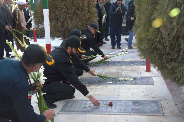تصاویر/آیین گلباران و عطرافشانی گلزار شهدا به مناسبت دهه فجر در اراک