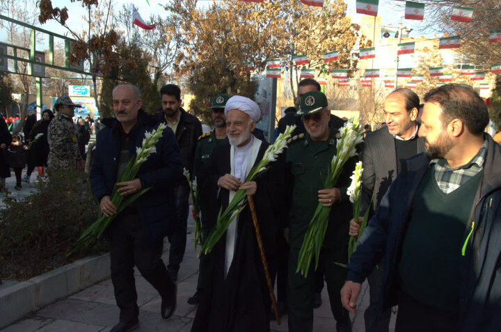 تصاویر/آیین گلباران و عطرافشانی گلزار شهدا به مناسبت دهه فجر در اراک