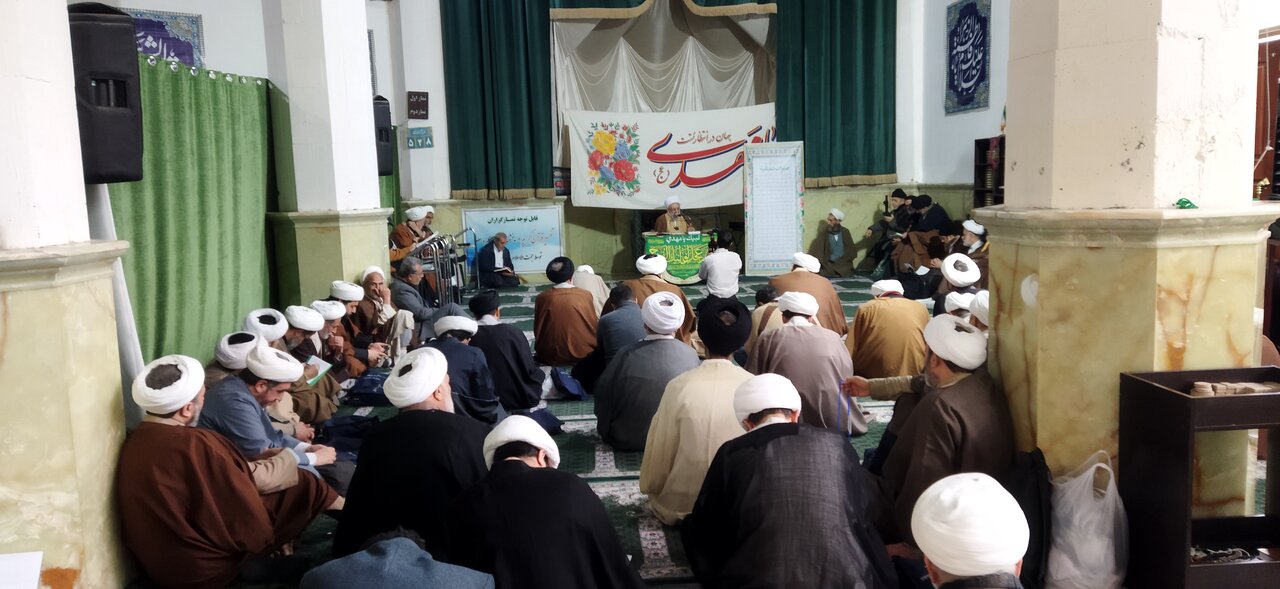 عده ای با طرح شعار «نان، مسکن و آزادی» سعی در منحرف کردن مسیر انقلاب داشتند/ انتقاد از سخنان بی‌سند و مدرک برخی مسئولان و شخصیت‌ها