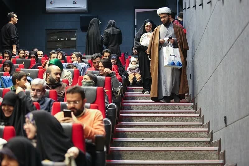 چراغ چهل‌ و چهارمین جشنواره فیلم فجر در قم روشن شد