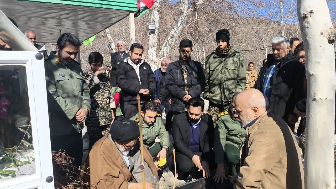 مراسم «مهمانی لاله‌ها» و عطرافشانی گلزار شهدای روستای طامه نطنز برگزارشد+تصاویر