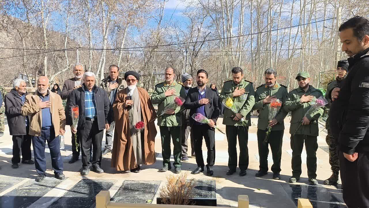 مراسم «مهمانی لالهها» و عطرافشانی گلزار شهدای روستای طامه نطنز برگزارشد+تصاویر