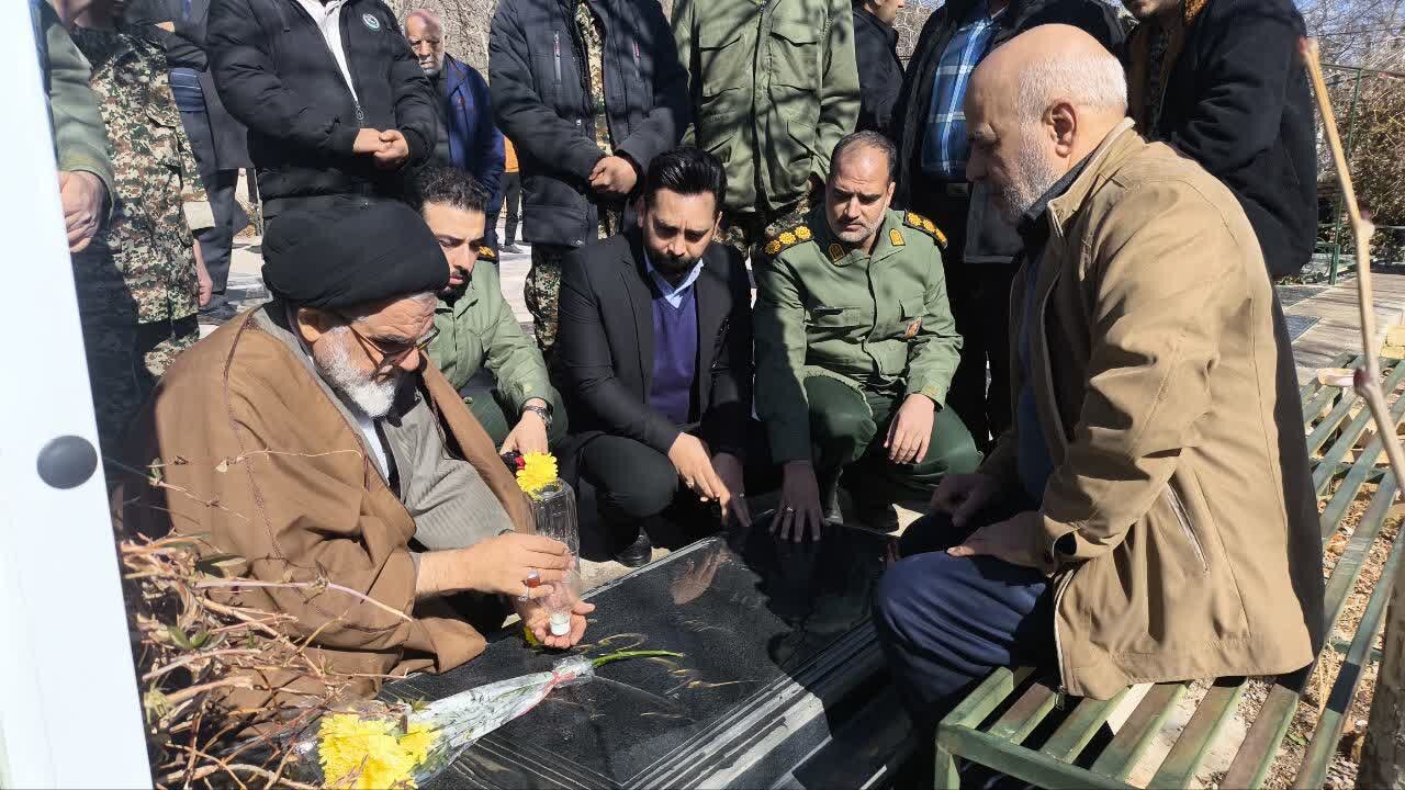 مراسم «مهمانی لاله‌ها» و عطرافشانی گلزار شهدای روستای طامه نطنز برگزارشد+تصاویر