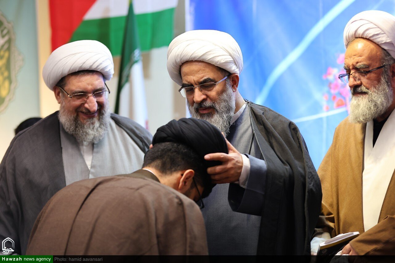 کلیپ | آیین عمامه گذاری طلاب آذربایجان شرقی