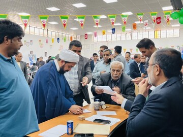 تصاویر / برپایی میز خدمت مسئولان در حاشیه نماز جمعه رودبار جنوب