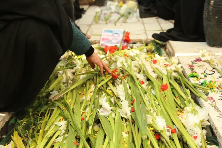 تصاویر/ آیین میهمانی لاله ها و مراسم گلباران و عطرافشانی مزار مطهر شهدای در قم