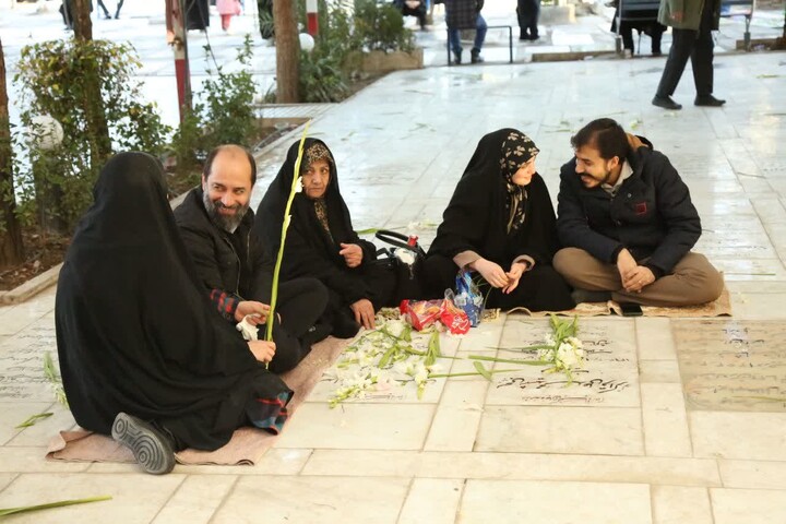 تصاویر/ آیین میهمانی لاله ها و مراسم گلباران و عطرافشانی مزار مطهر شهدای در قم