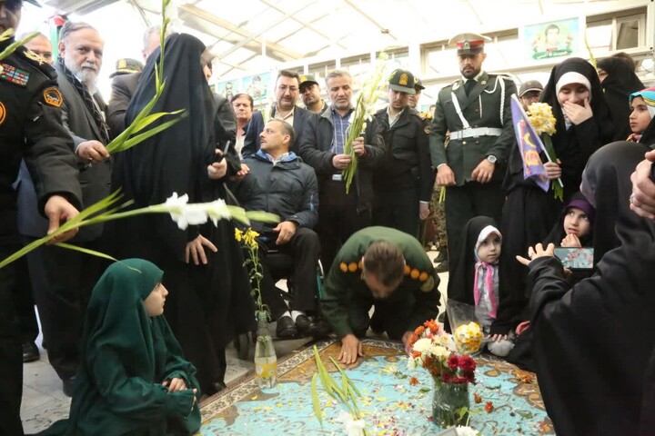تصاویر/ آیین میهمانی لاله ها و مراسم گلباران و عطرافشانی مزار مطهر شهدای در قم