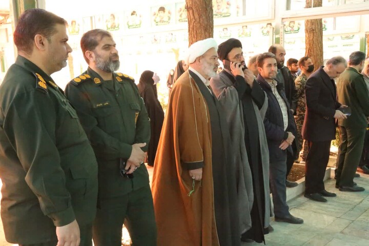 تصاویر/ آیین میهمانی لاله ها و مراسم گلباران و عطرافشانی مزار مطهر شهدای در قم