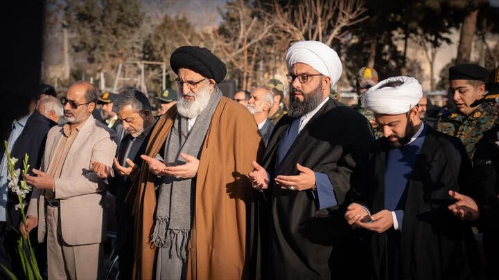 آیین میهمانی لاله‌ها، گلباران و عطرافشانی مزار شهدا امام زاده محمد کرج
