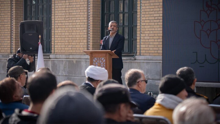 آیین میهمانی لاله‌ها، گلباران و عطرافشانی مزار شهدا امام زاده محمد کرج
