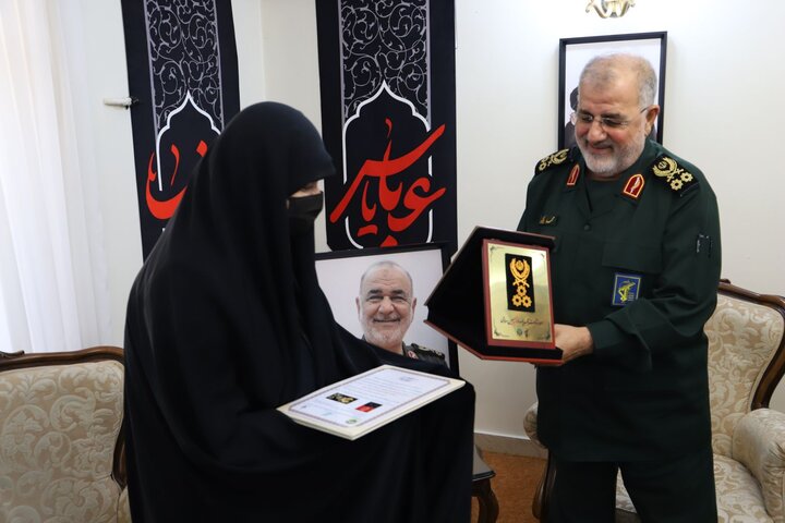 تصاویر/ اعطای درجه سپهبدی شهید حسین سلامی به خانواده وی