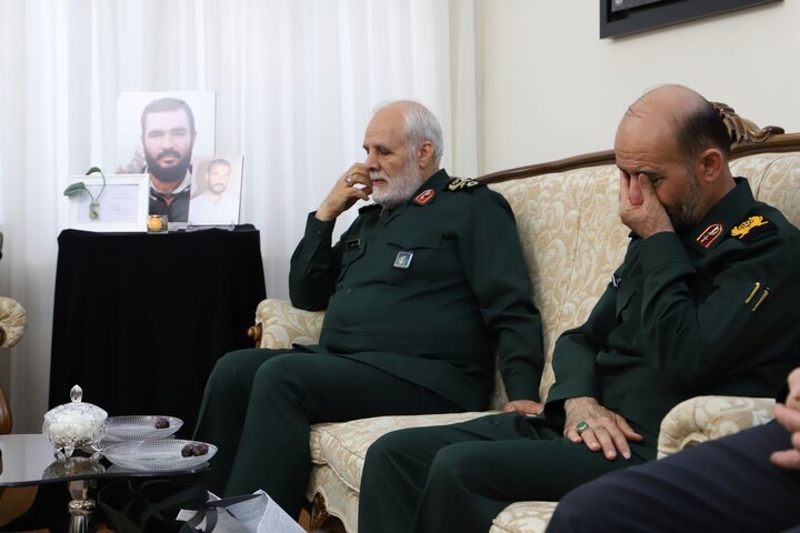 تصاویر/ اعطای درجه سپهبدی شهید حسین سلامی به خانواده وی