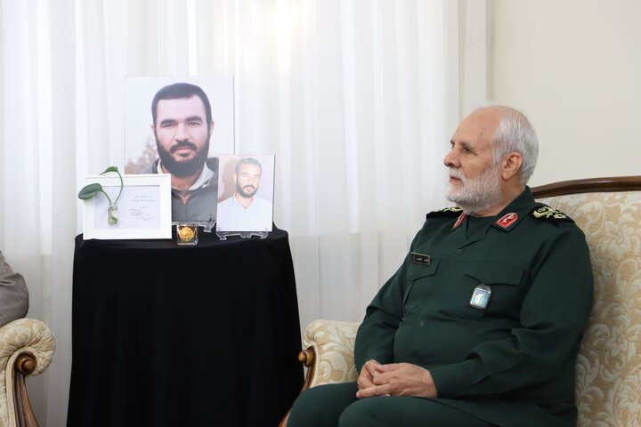 تصاویر/ اعطای درجه سپهبدی شهید حسین سلامی به خانواده وی