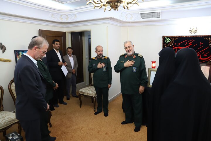 تصاویر/ اعطای درجه سپهبدی شهید حسین سلامی به خانواده وی