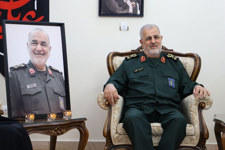 تصاویر/ اعطای درجه سپهبدی شهید حسین سلامی به خانواده وی