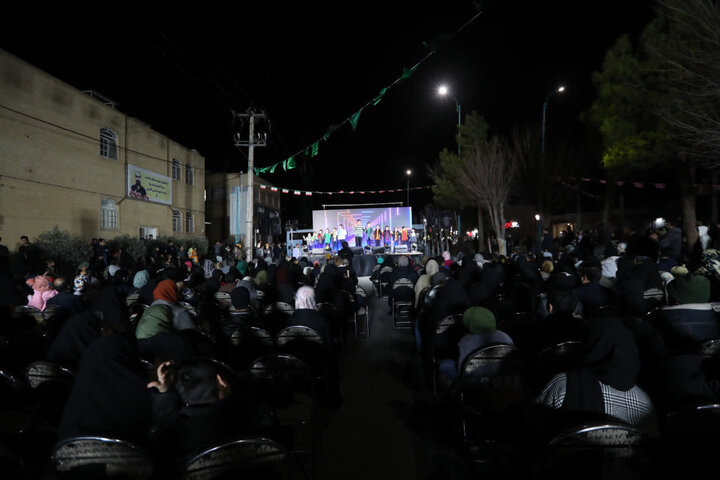 تصاویر/ برگزاری جشنواره ابربازی ها در پنجمین  پیاده راه ولیعصر امامشهر