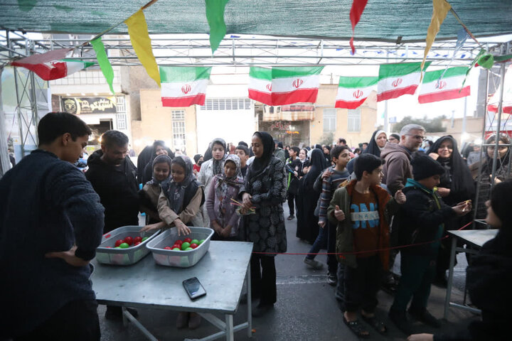 تصاویر/ برگزاری جشنواره ابربازی ها در پنجمین  پیاده راه ولیعصر امامشهر