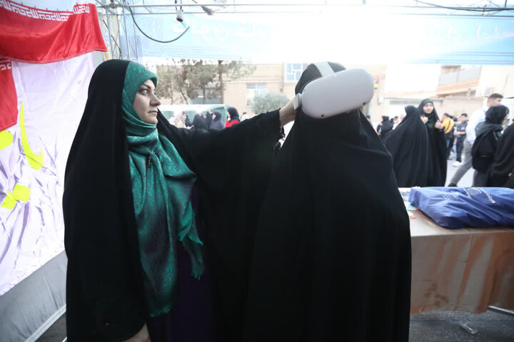 تصاویر/ برگزاری جشنواره ابربازی ها در پنجمین  پیاده راه ولیعصر امامشهر