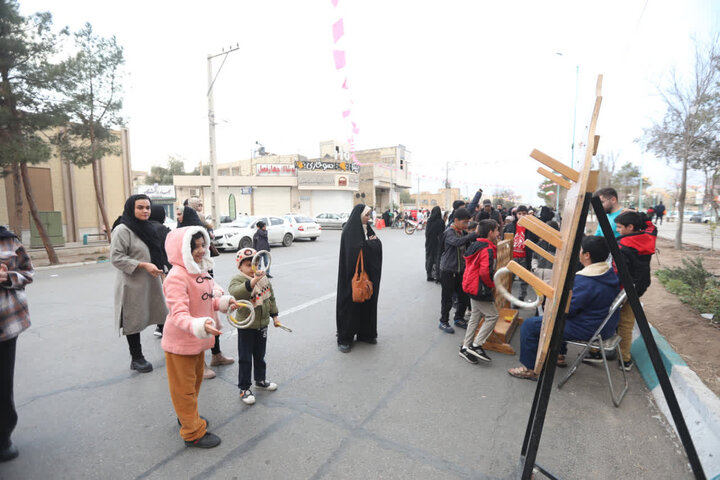 تصاویر/ برگزاری جشنواره ابربازی ها در پنجمین  پیاده راه ولیعصر امامشهر